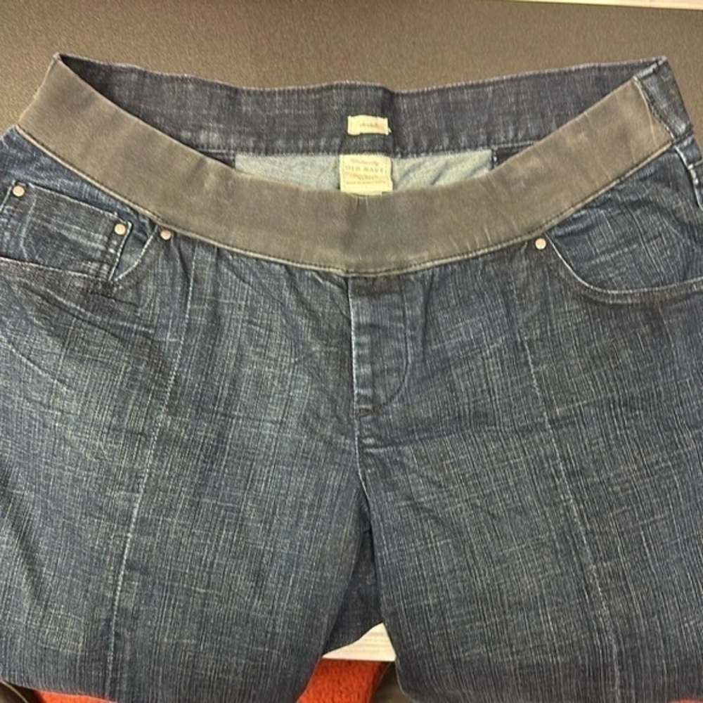 531.   Old Navy maternity low rise stretch pull on cropped jeans size large